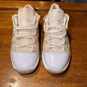 Youth kids Nike Air Jordan 11 Retro Low Pure Violet 580522-101 size 1Y